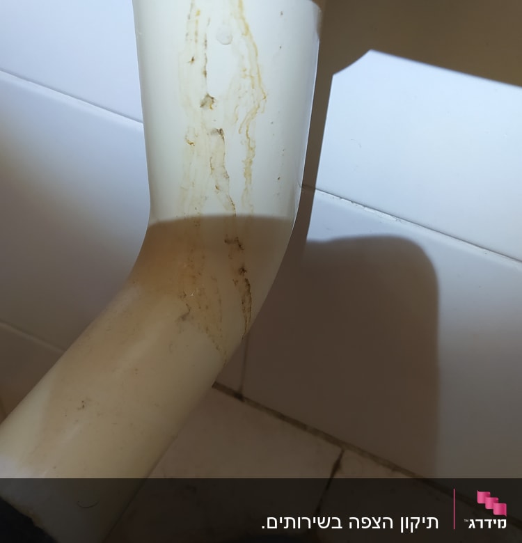 צינור ביוב עם כתמי חלודה